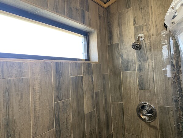 Douche, sèche-cheveux, serviettes fournies, savon