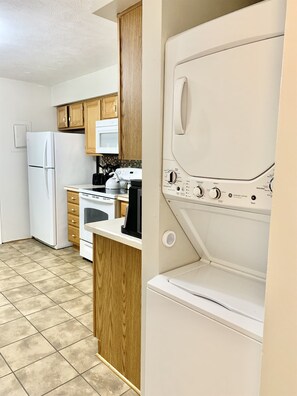 Refrigerador, microondas, horno y parrilla de estufa 