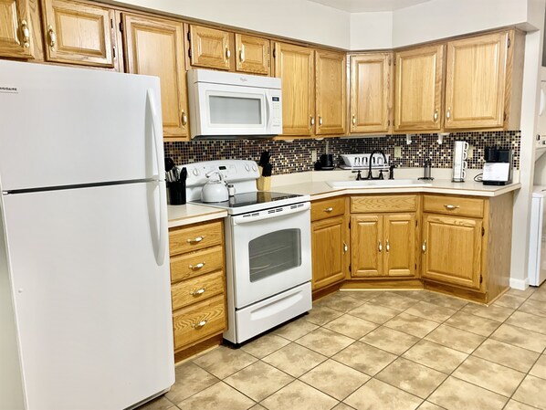 Refrigerador, microondas, horno y parrilla de estufa 