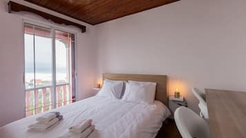 3 bedrooms, iron/ironing board, internet, bed sheets