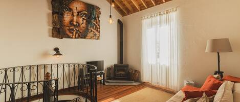 電視、壁爐、書籍