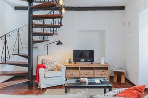 TV, fireplace, books - WelcomeBuddy - O Moinho (Furnas Spring Water) (Furnas)