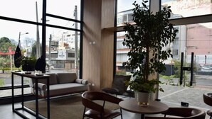 Un espace de détente intérieur moderne, comprenant un canapé, des fauteuils et une table.