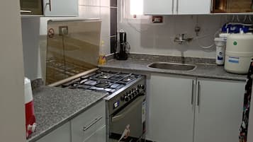 Frigorifero, microonde, forno, piano cottura