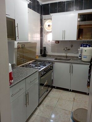 Kjøleskap, mikrobølgeovn, ovn og kokeplater