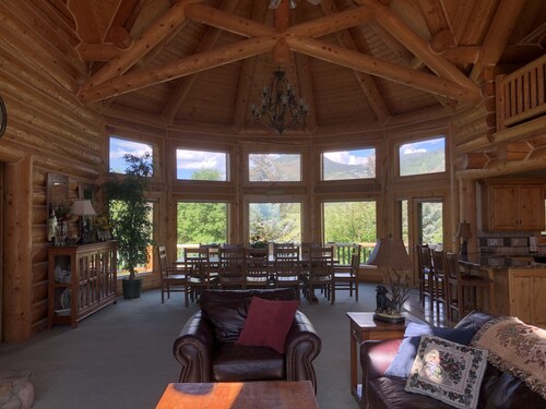 The Lodge. A large but cozy cabin in the beautiful city of Oakley. 