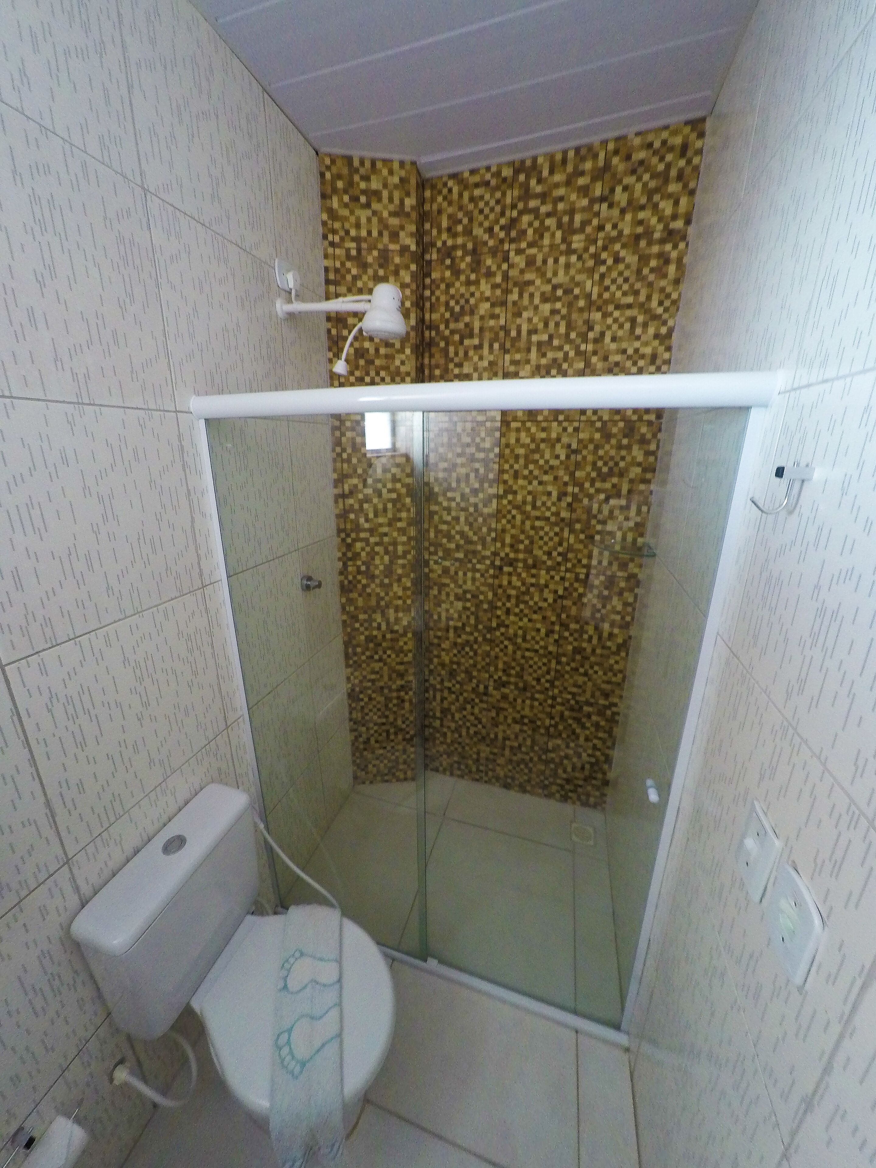 Quarto triplo standard | Banheiro | Chuveiro, toalhas de banho
