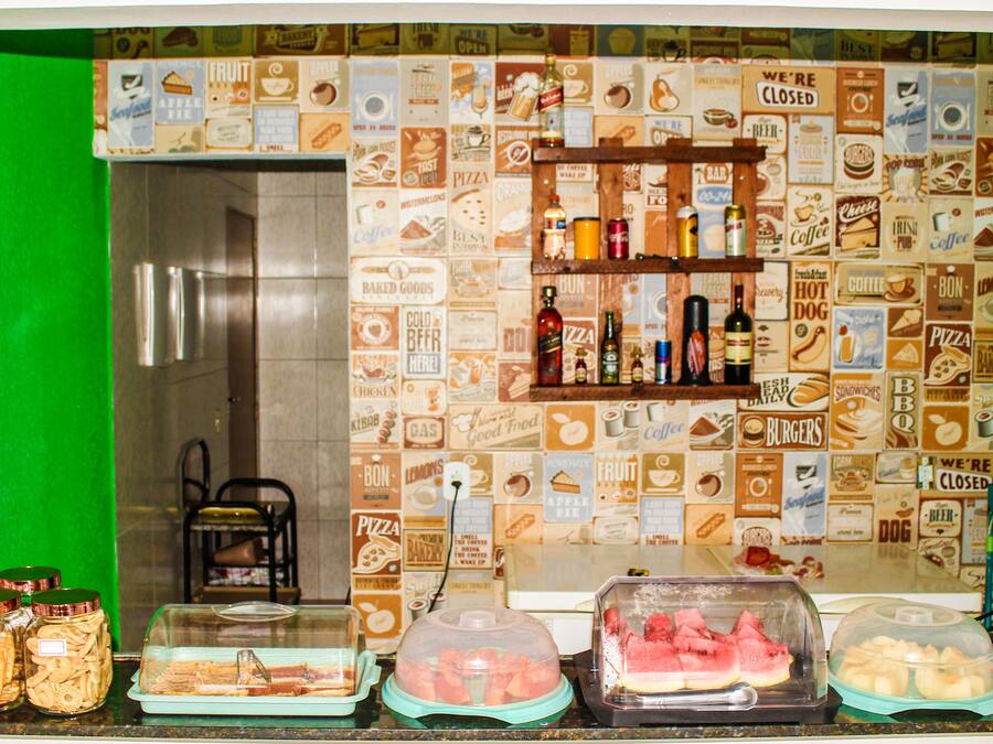 Una barra de desayuno con diferentes alimentos y una pared decorada con etiquetas antiguas de comida y bebidas.
