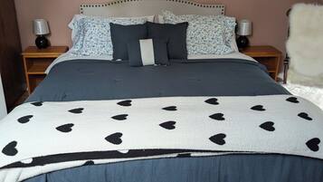 4 bedrooms, desk, iron/ironing board, WiFi