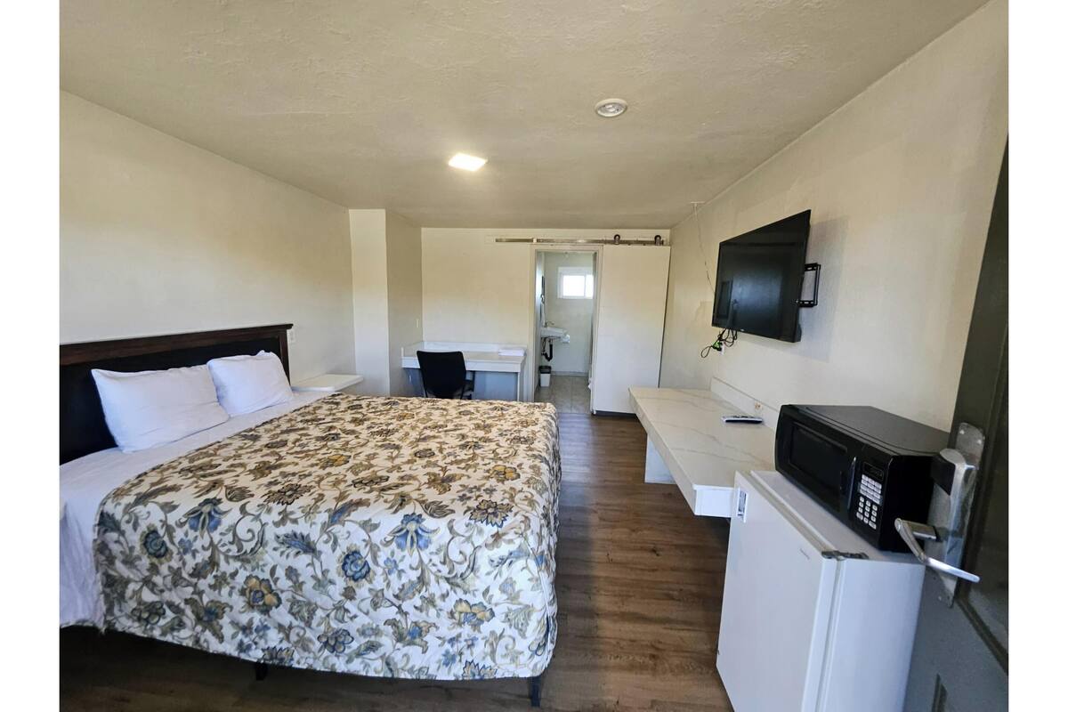 Room, 1 Queen Bed | 1 bedroom, desk, iron/ironing board, free WiFi