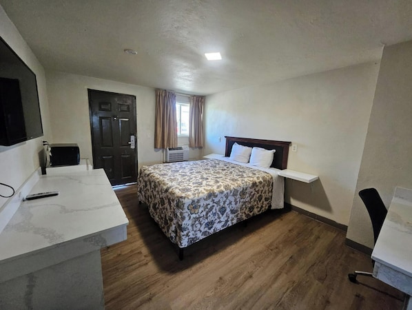 Room, 1 Queen Bed | Desk, iron/ironing board, free WiFi, bed sheets