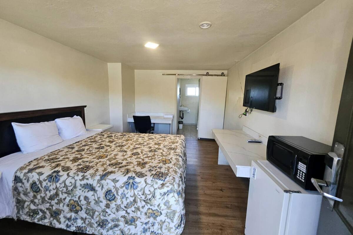 Room, 1 Queen Bed | 1 bedroom, desk, iron/ironing board, free WiFi