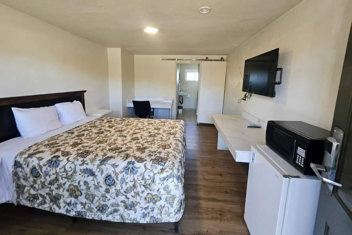 Room, 1 Queen Bed | Desk, iron/ironing board, free WiFi, bed sheets