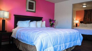 Habitación, 1 cama King size | Escritorio, tabla de planchar con plancha, wifi gratis y ropa de cama 