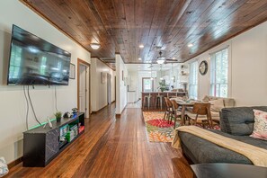 Smart TV, video games, books - Walk to Botanical Gardens, pets, fenced backyard, playground, PS4, free parking (San Antonio)