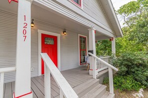 Exterior - Walk to Botanical Gardens, pets, fenced backyard, playground, PS4, free parking (San Antonio)