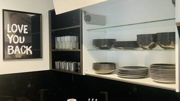 Frigorifero, microonde, forno, piano cottura