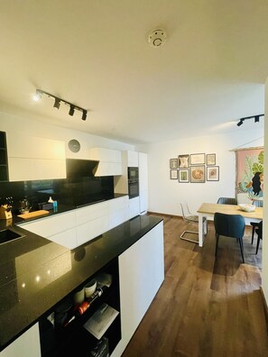 Kühlschrank, Mikrowelle, Ofen, Herdplatte