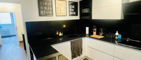 Jääkaappi, mikroaaltouuni, uuni, liesi