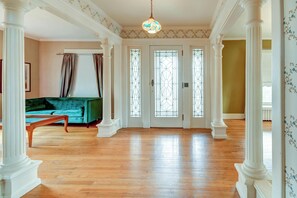 Smart TV, fireplace - Upstate Affordable Victorian Home - Lots of Space -Long Term Rentals Welcome! (Amsterdam)