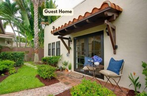 Outdoor dining - Downtown Luxury Guest House (West Palm Beach,)