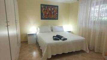 4 quartos, escrivaninha, ferros/tábuas de passar roupa, Wi-Fi