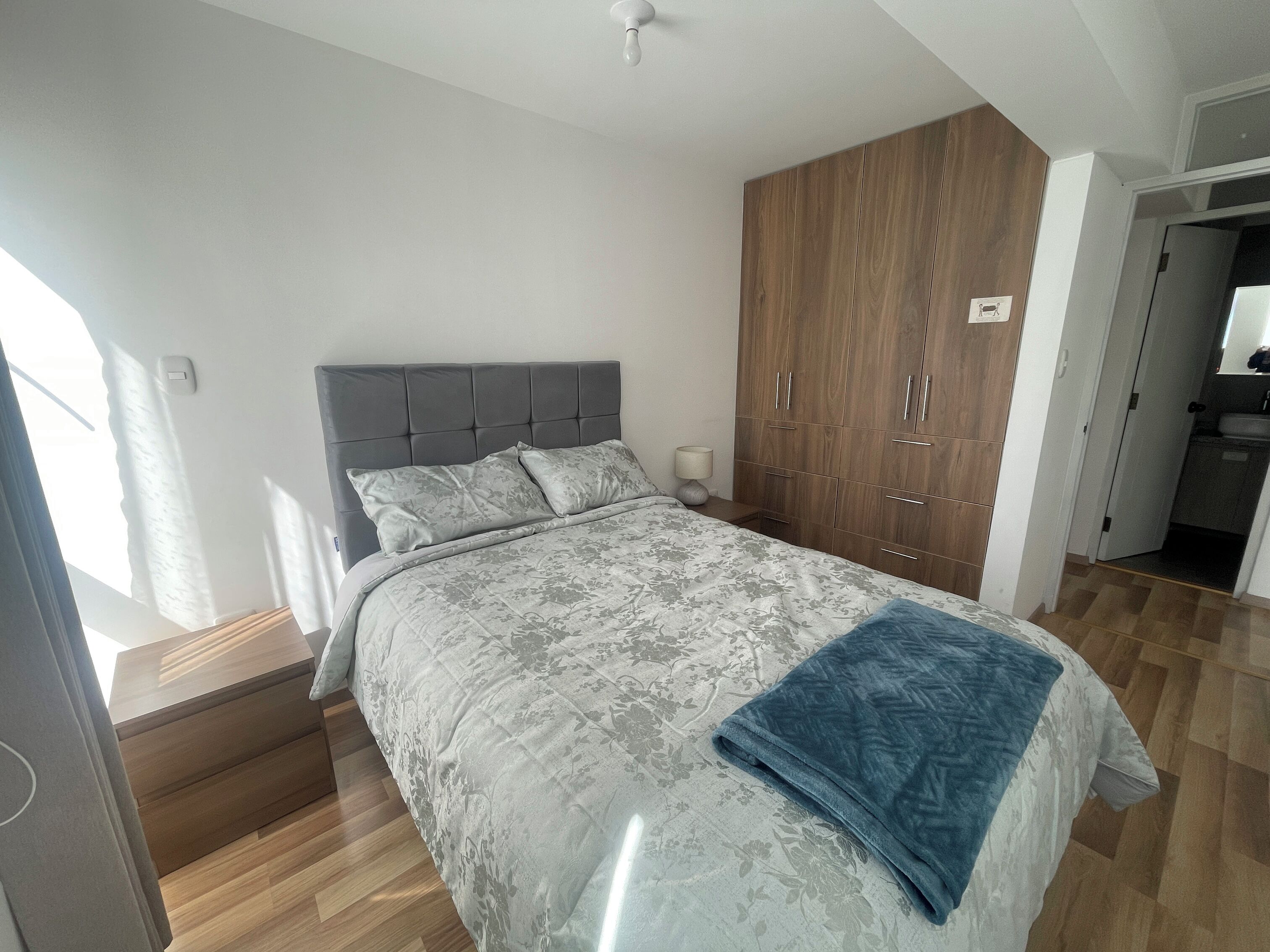 2 soverom, skrivebord, lydisolert og strykejern/-brett