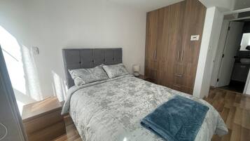 2 soverom, skrivebord, lydisolert og strykejern/-brett