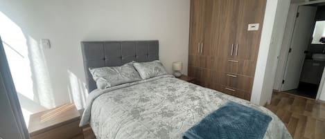 2 Schlafzimmer, Schreibtisch, schallisolierte Zimmer