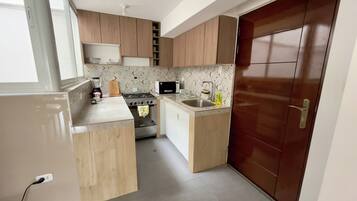 Frigorifero, microonde, forno, pentole/stoviglie/utensili