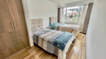 2 Schlafzimmer, Schreibtisch, schallisolierte Zimmer