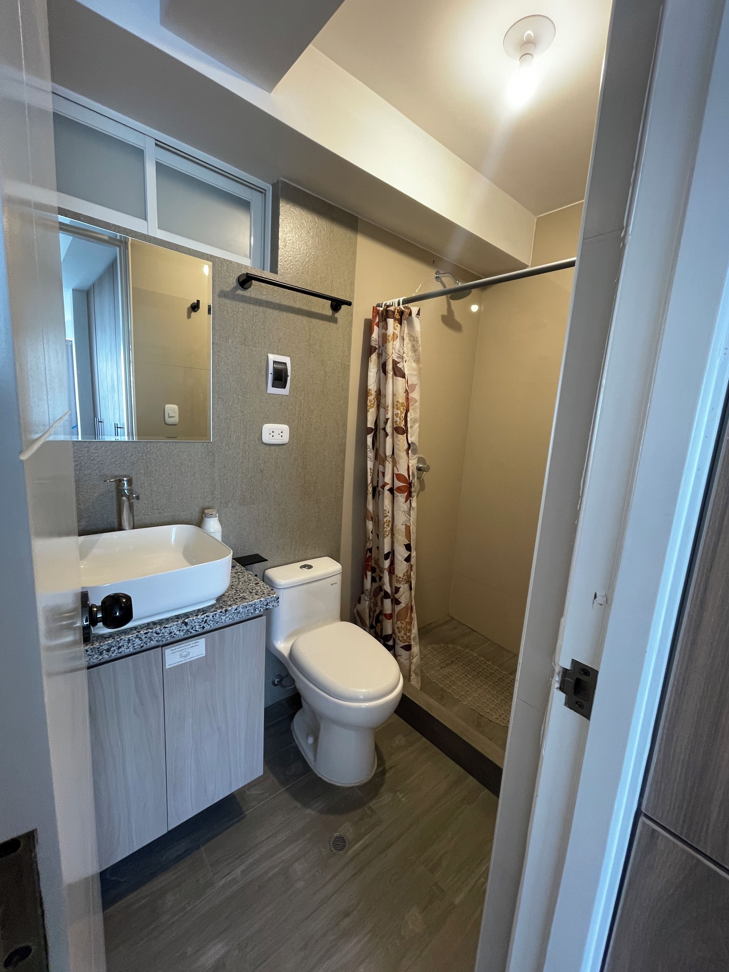 Shower, free toiletries, hair dryer, towels