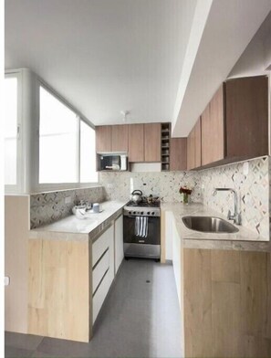 Réfrigérateur, micro-ondes, four