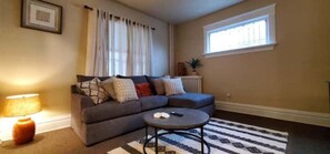 Living area - 1 Bedroom Charmer in Tree-lined Historic Westmont! (Johnstown)