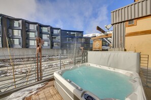 Outdoor spa tub - Luxe Schweitzer Condo w/ Hot Tub: Ski-In/Ski-Out! (Sandpoint)