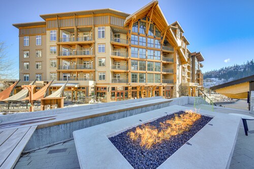 Luxe Schweitzer Condo w/ Hot Tub: Ski-In/Ski-Out!