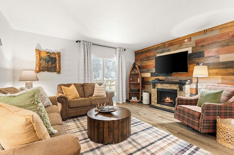 Smart TV, fireplace, video games. Central Cabin Condo - Walk-In!