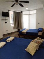 Muebles diferentes, cortinas blackout y sistema de insonorización 