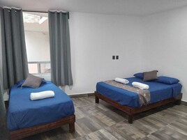 Muebles diferentes, cortinas blackout y sistema de insonorización 