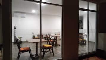 Makan di kamar