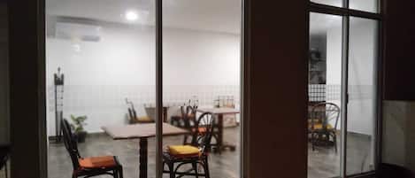 Repas dans la chambre