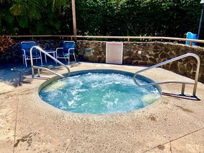Outdoor spa tub - Modern West Maui Getaway (Lahaina)