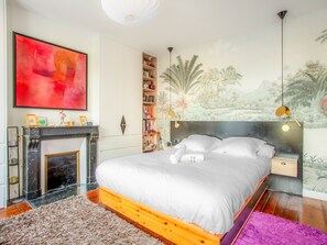 4 bedrooms, desk, iron/ironing board, WiFi