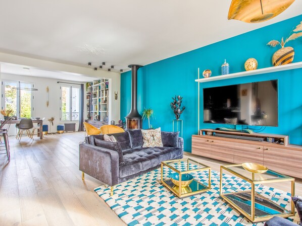 TV, fireplace, DVD player, ping pong