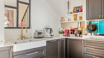 Réfrigérateur, micro-ondes, lave-vaisselle, cafetière/bouilloire