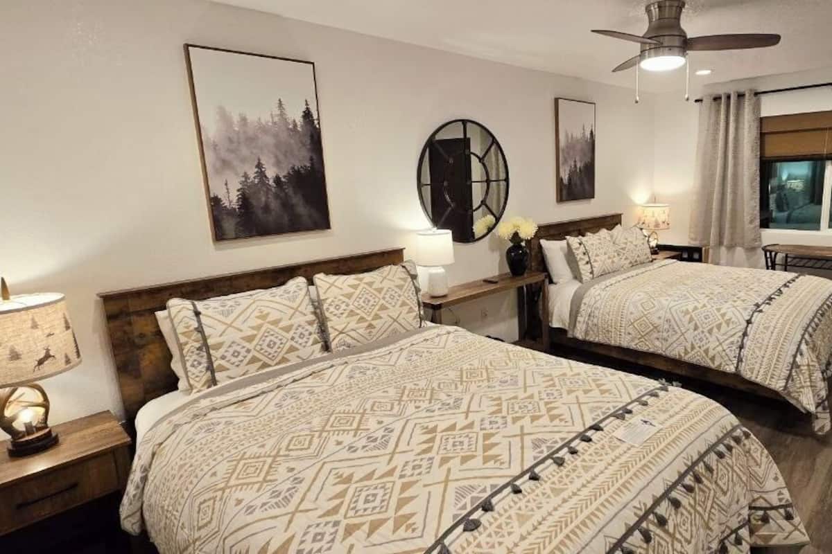 Kamer, 2 queensize bedden | Een strijkplank/strijkijzer, reisbedje, gratis wifi, beddengoed