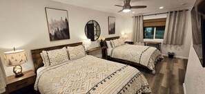 Tabla de planchar con plancha, wifi gratis y ropa de cama 