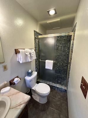 Chambre Double Confort, 2 grands lits | Salle de bain | Articles de toilette écologiques, sÚche-cheveux, chaussons