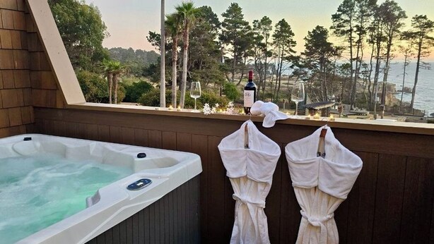 Un jacuzzi con vista al océano y árboles.
