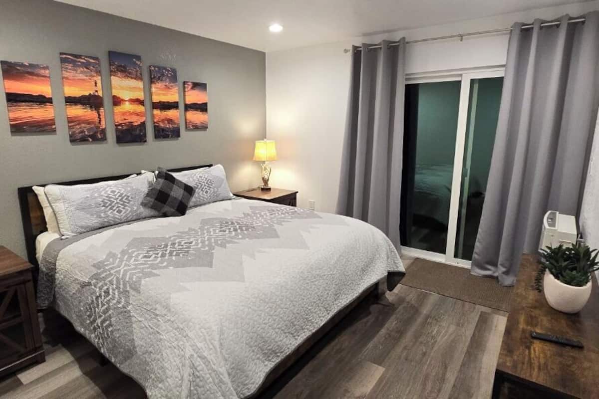Luxe kamer, 1 kingsize bed | Een strijkplank/strijkijzer, reisbedje, gratis wifi, beddengoed